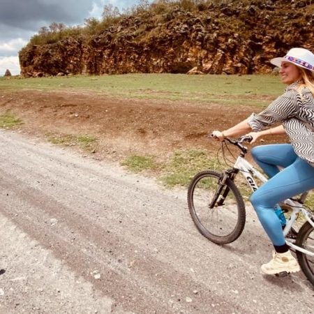 Foto van een persoon op een mountainbike fiets op een gravelweg